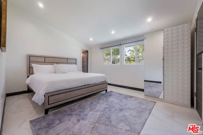 Building Photo - 20412 Oxnard St