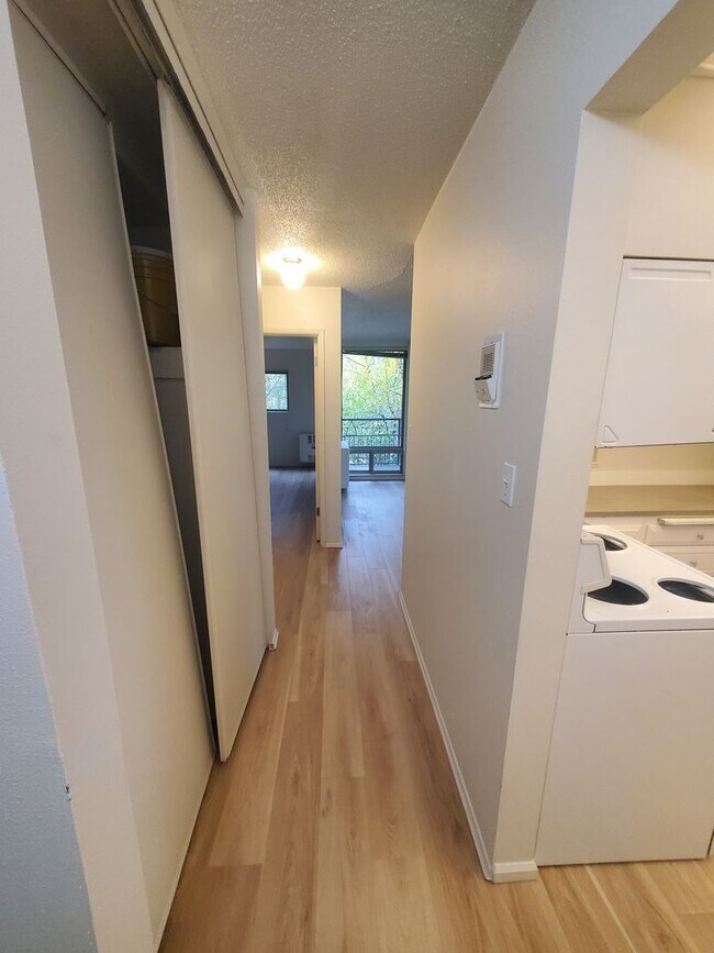 Building Photo - Spacious 1 bed/1bath.  Heat included in re...