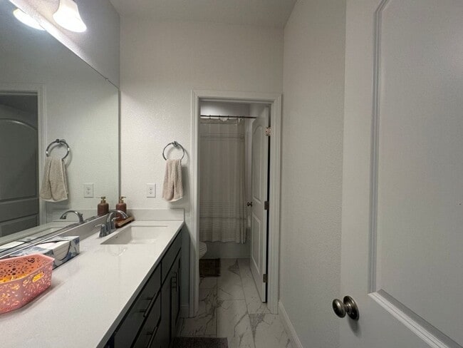 Building Photo - Spacious 4-Bedroom, 3-Bath Home in Southea...