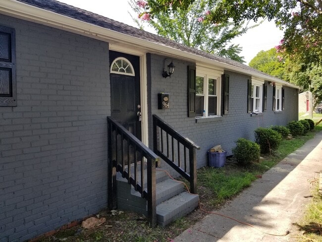 Building Photo - Beautiful Executive Home