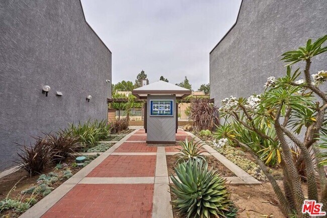 Building Photo - 421 S Van Ness Ave