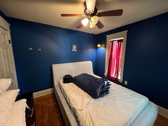 Building Photo - Lovely Furnished Home Available September ...