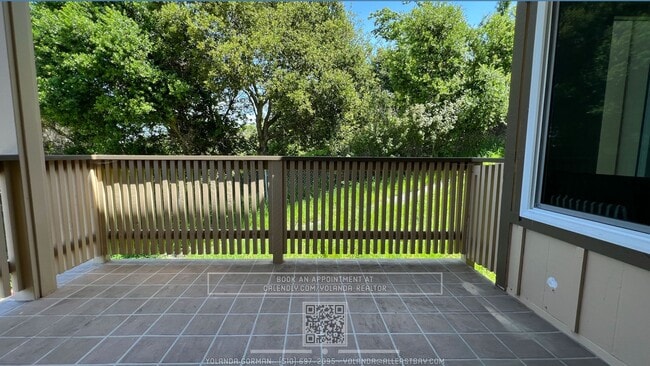 Building Photo - Beautifully 3BR Townhome with Huge Loft St...