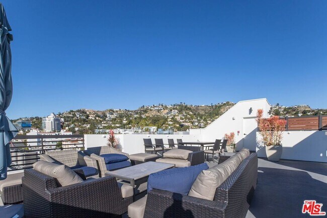 Building Photo - 1283 Havenhurst Dr