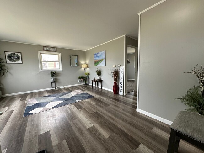 Building Photo - Spacious 2 bed, 1 bath home for rent in NE Waterloo available IMMEDIATELY .