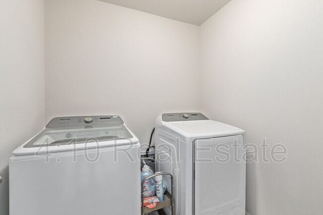 Building Photo - 45174 W Sandhill Rd
