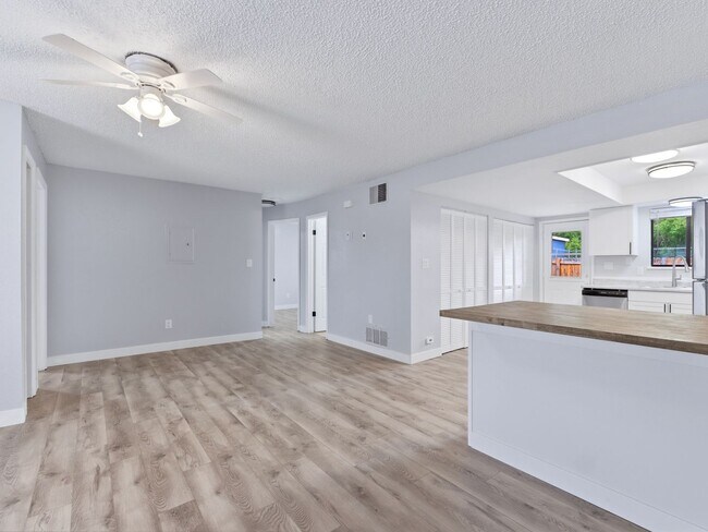 Building Photo - Palisade Perfection: Remodeled Condo Steps from Downtown!