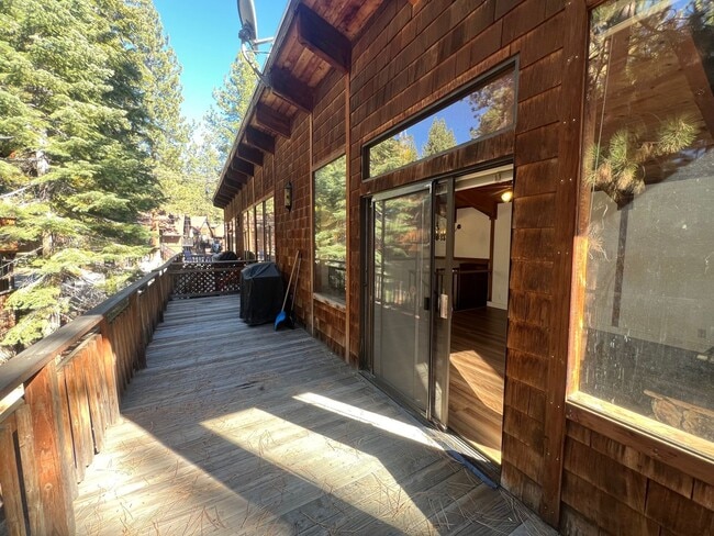 Building Photo - 3 bed 2.5 bath Lodge Style Duplex