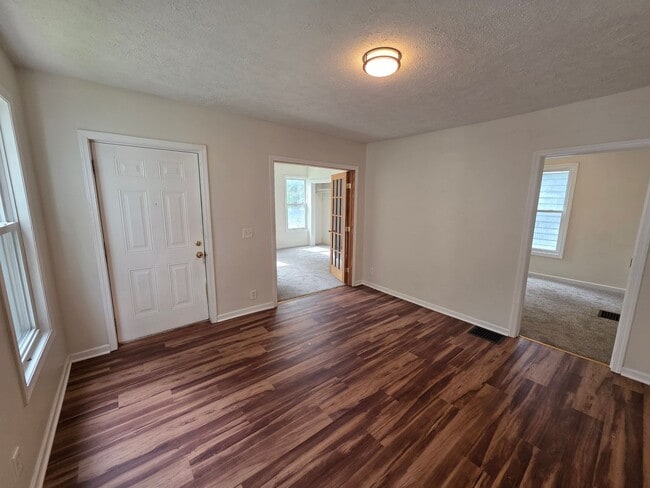 Building Photo - South Wedge Large 2 Bedroom Half House 1st Fl Floor Avail Now