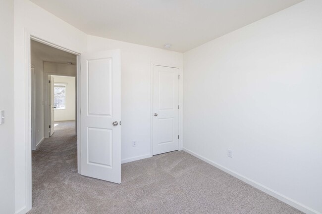 Building Photo - Available June 24th  3br 2.5 ba townhome i...