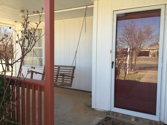 Building Photo - 6101 9th Dr