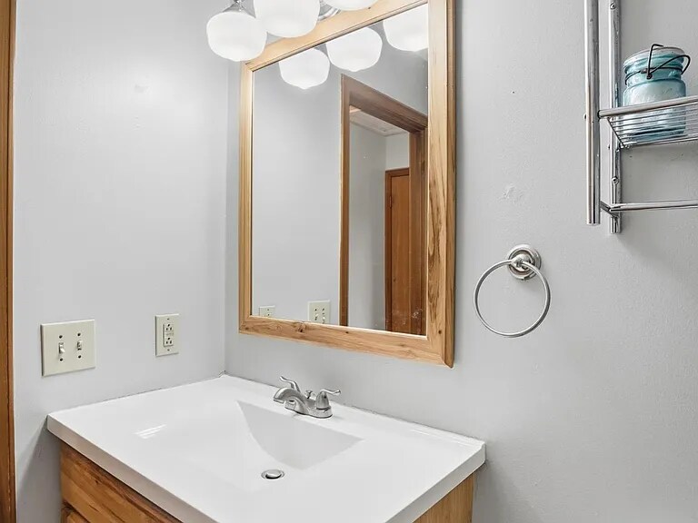 Building Photo - 711 Hart Ave