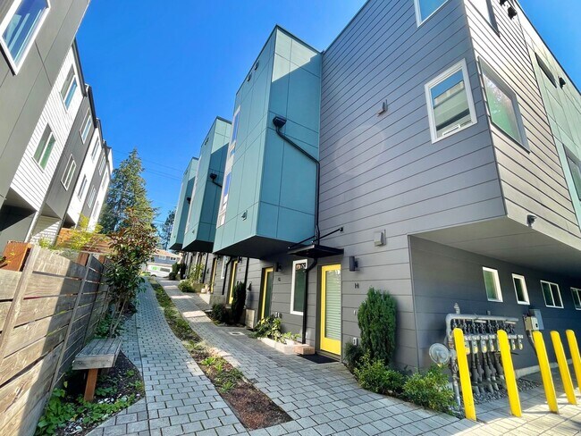 Building Photo - 4 Star Green Built 2-Bedroom, 2-Bath + Den Townhome