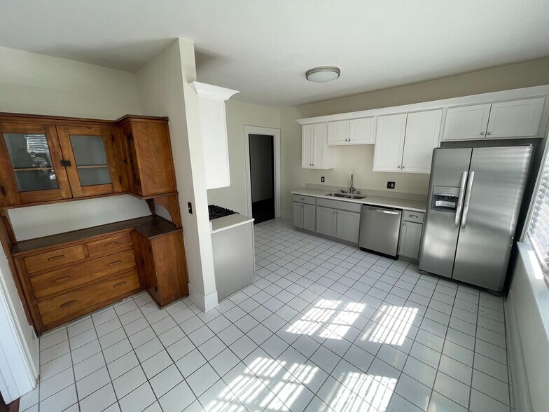 Building Photo - Large 3 Bedroom in Herron Morton 2200/Sq. Ft.