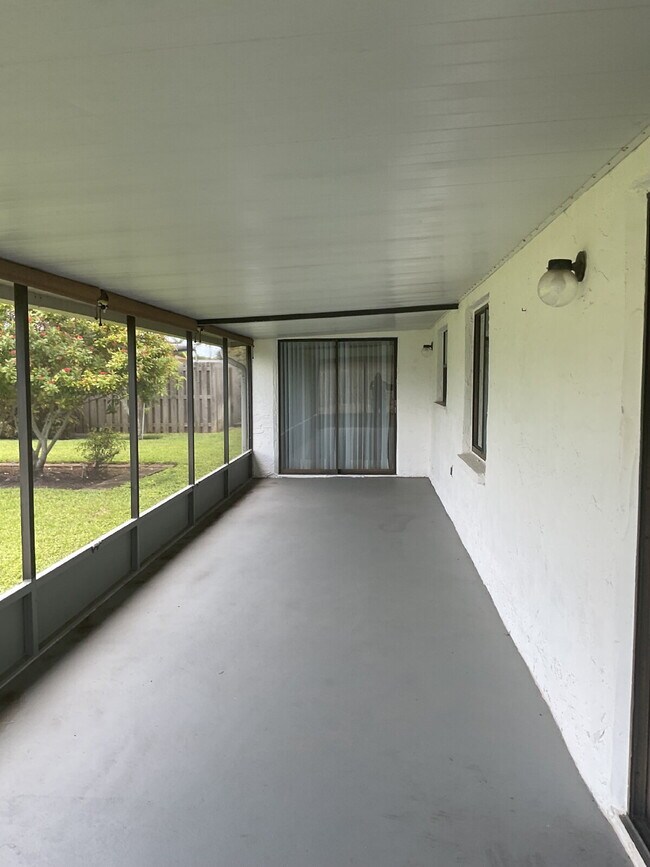 Building Photo - Charming 3-Bedroom Oasis with 2 Full Baths...