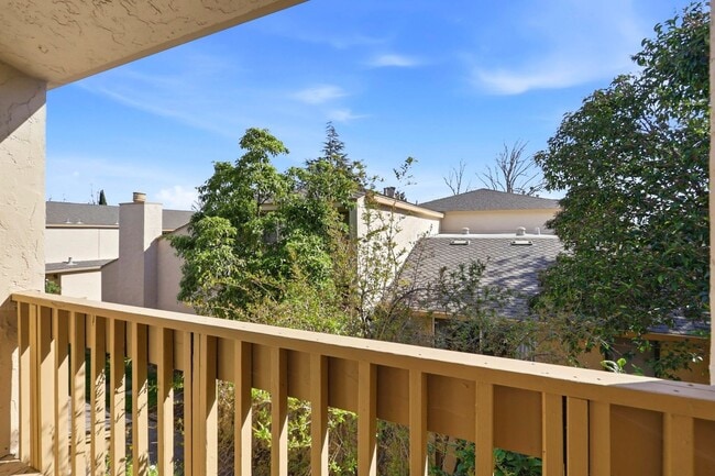 Building Photo - Sunset Park Townhouse Available for Rent!