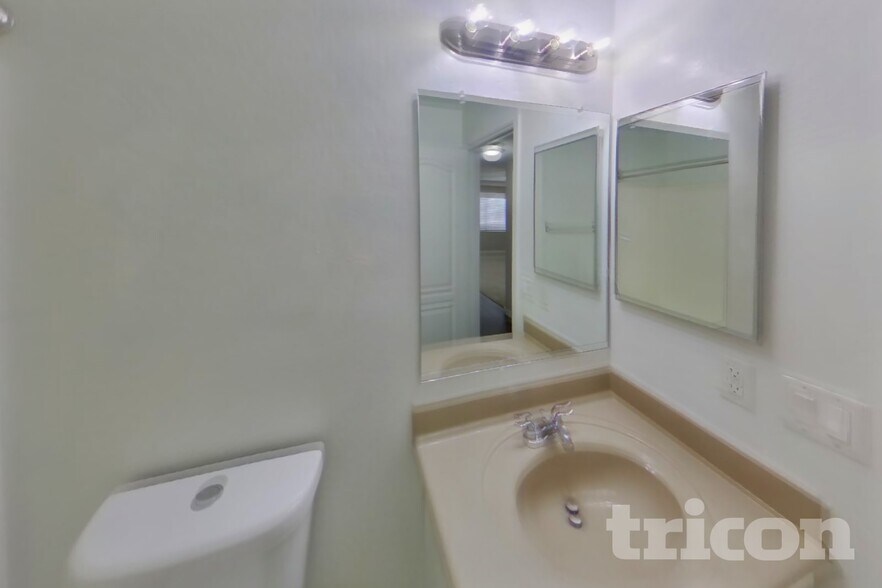 Building Photo - 12922 W Fleetwood Ln