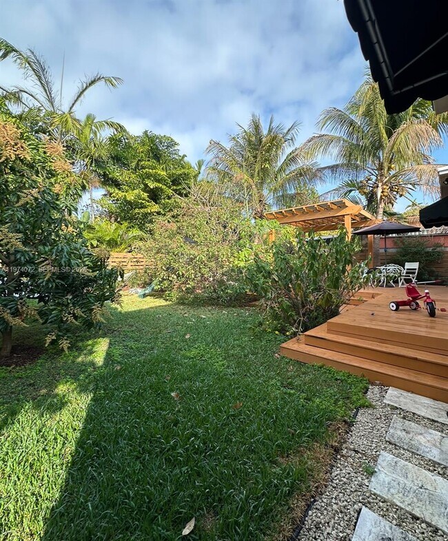 Building Photo - 9048 Carlyle Ave