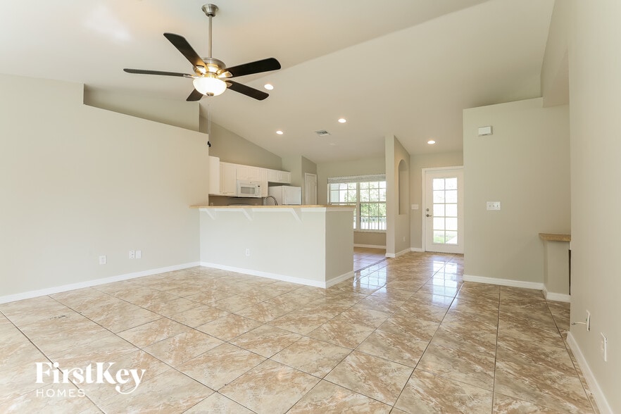 Building Photo - 538 Flamingo Ave S