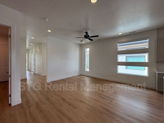 Building Photo - 2963 E Snowberry Dr
