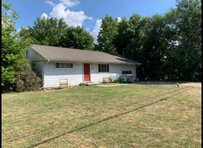 Building Photo - 4 Bedroom, 2 Bathroom Walking Distance to ...
