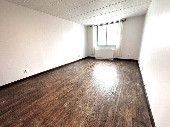 Building Photo - 97-12 63rd Dr