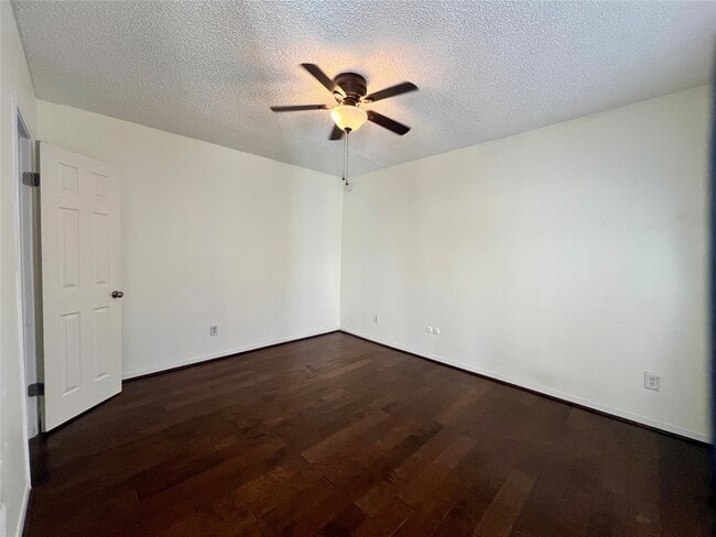 Building Photo - 980 Memorial Village Dr