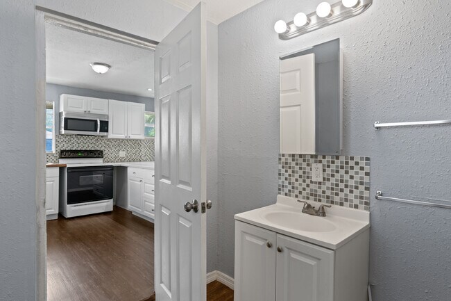 Building Photo - 901 Vine Ave