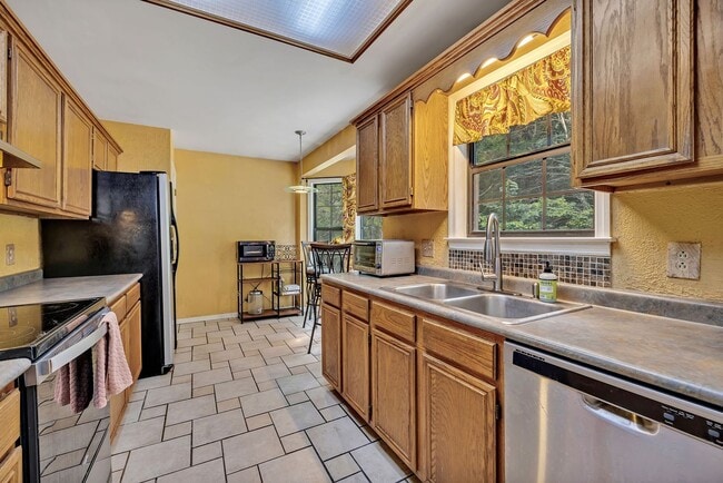 Building Photo - ***Half off September Rent with signed lea...