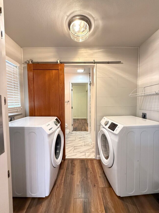 Building Photo - Beautiful 3 Bedroom, 2 Bathroom Rogue River Rental