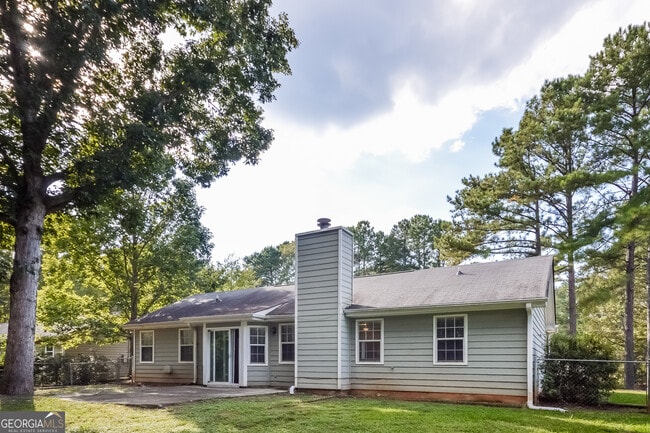 Building Photo - 330 E Country Woods Dr