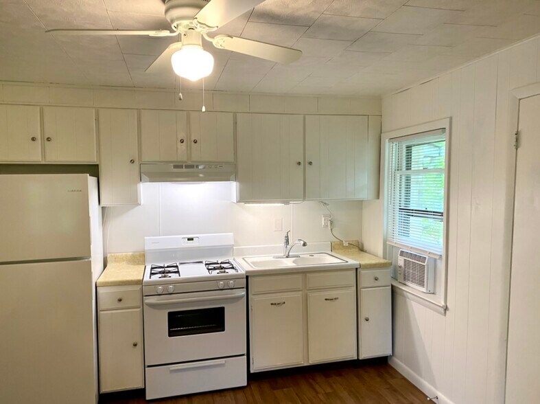 Building Photo - 204 Maple Ave