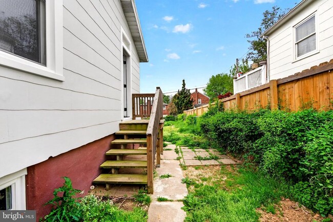 Building Photo - 29 W Elm Ave