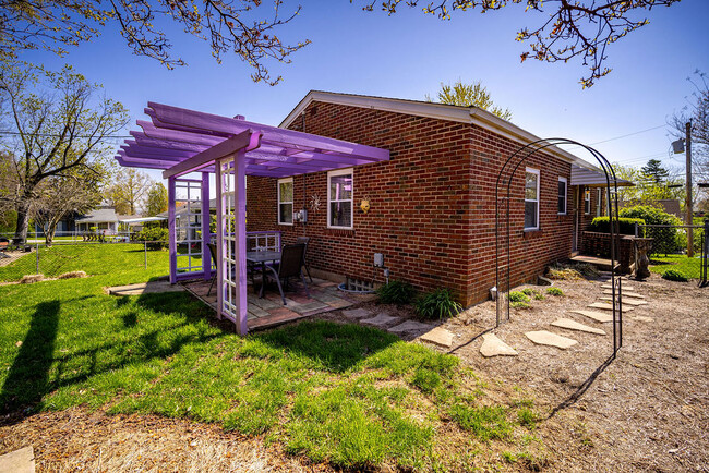 Building Photo - 1128 Exter Dr
