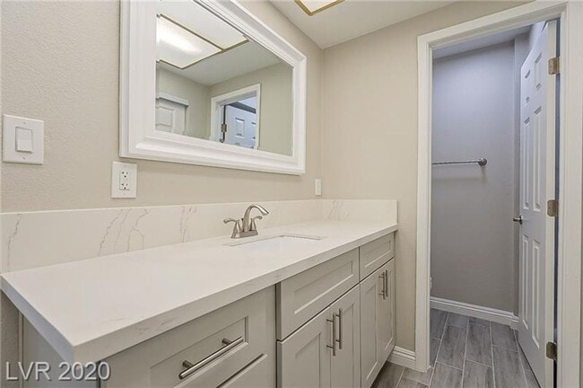 Building Photo - Amazing pool home is great location!!