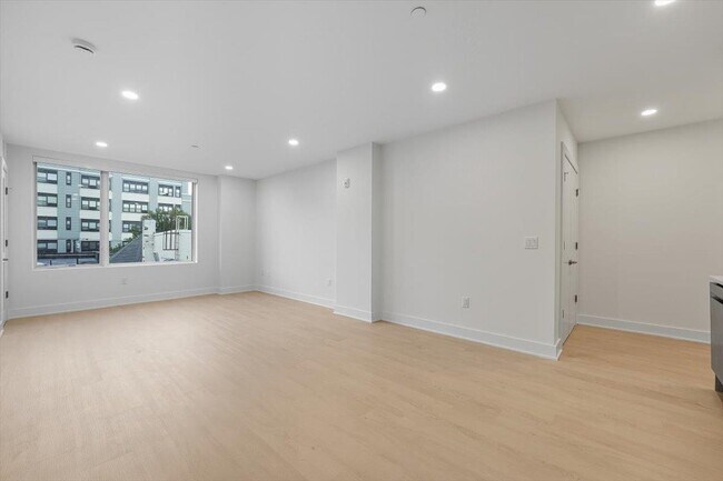 Building Photo - 303 Madison St