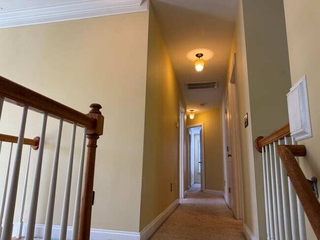 Building Photo - Beautiful Home in River Bluffs