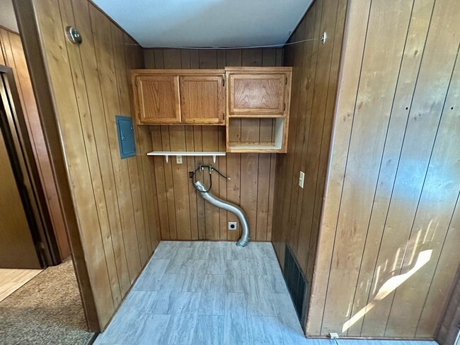 Building Photo - Wooded 2 bedroom cabin in nice neighborhood