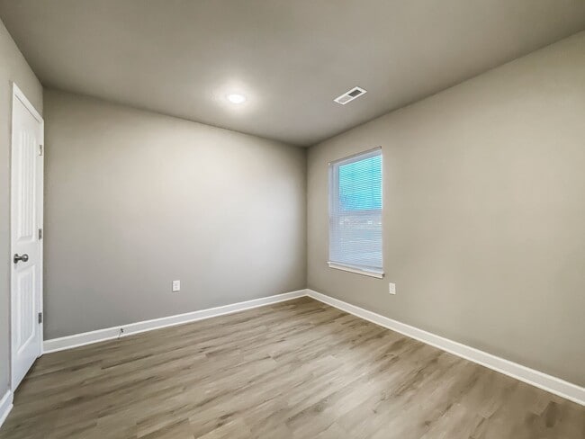 Building Photo - Updated 3-Bed, 2-Bath Ranch Townhome with Garage in Blue Springs