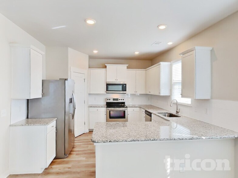 Building Photo - 3025 Commonwealth Dr