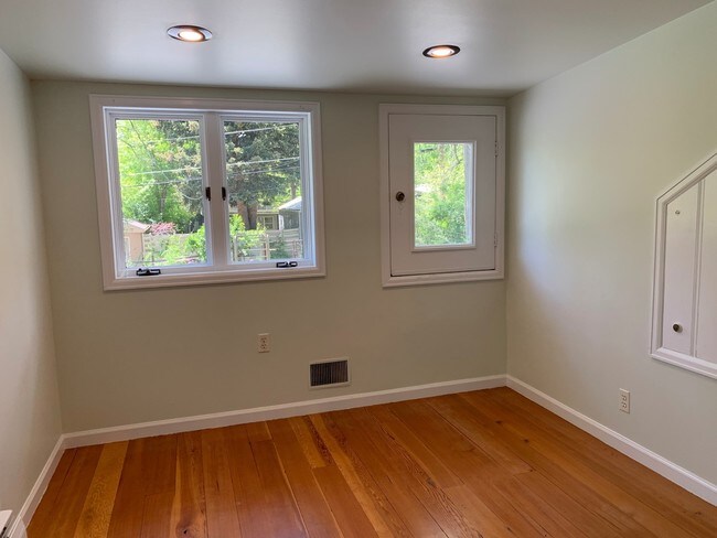 Building Photo - Amazing 2BD/2BA Chautauqua Home!