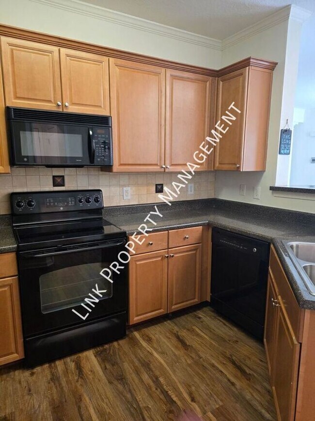 Building Photo - HALF OFF APRIL!  Beautiful One-Level Downstairs Condo in Prime Hamilton Place Location