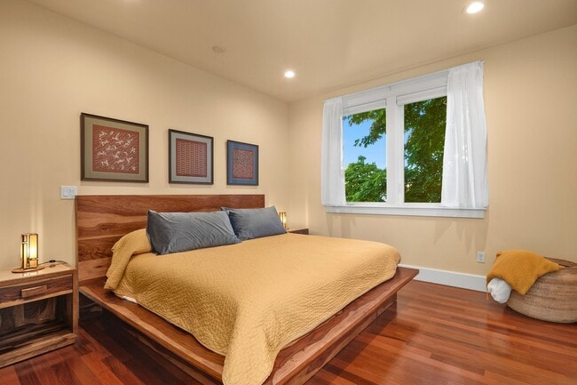 Building Photo - Exquisite Kirkland Estate - Lake Front Views