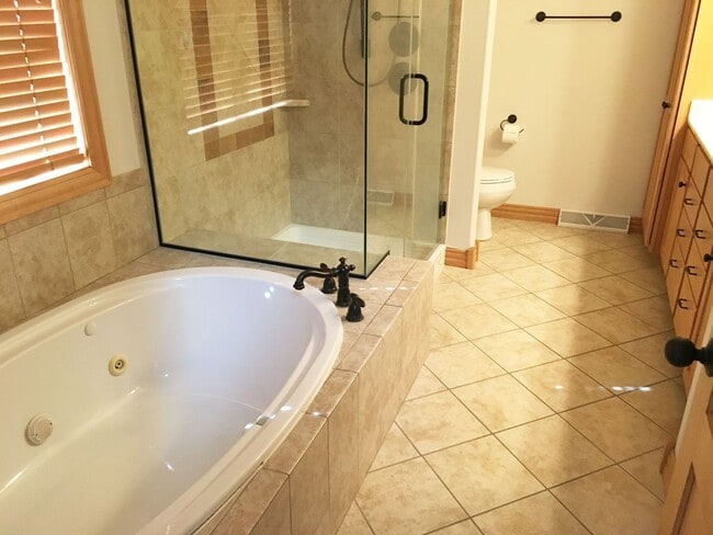 Building Photo - Executive 3-Bedroom (plus bonus room) 3 1/...