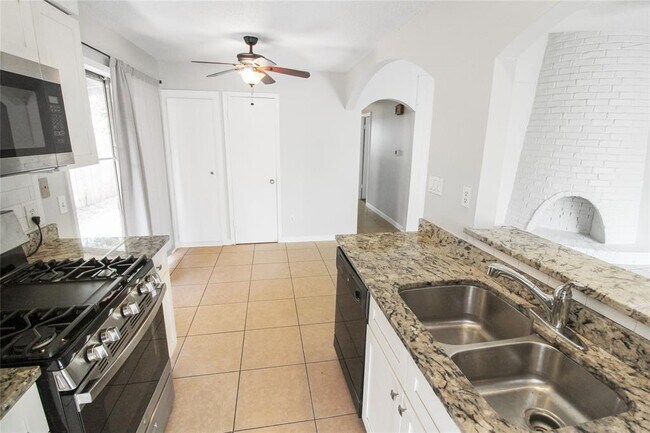 Building Photo - 9906 Randall Dr