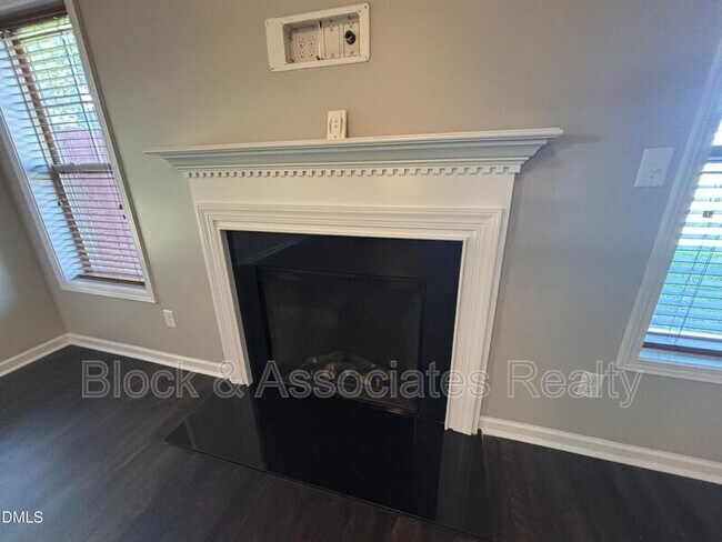 Building Photo - 438 Roanoke Dr