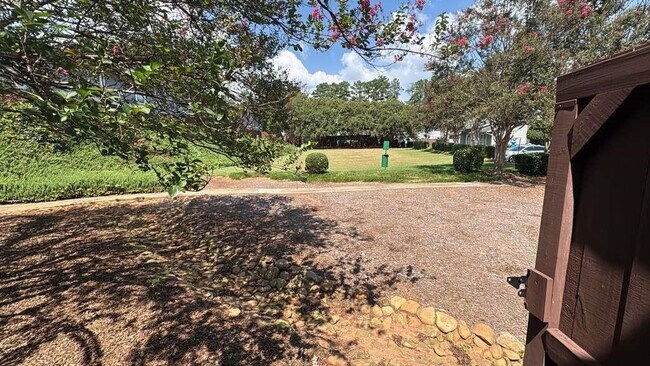 Building Photo - 5011 Meadow Ln