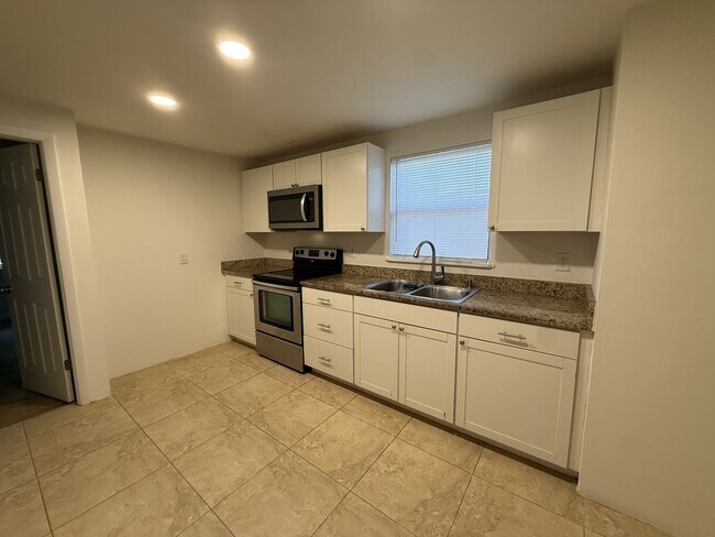 Building Photo - 202 2nd St