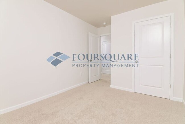 Building Photo - Townhome | Back Patio | Single Car Garage|...