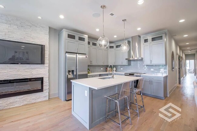 Building Photo - 4226 S Ellis Ave